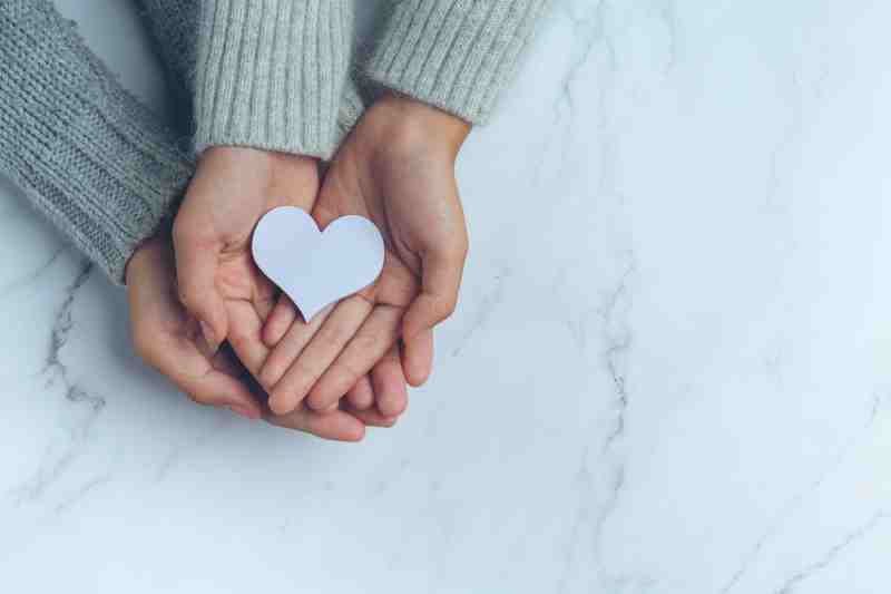 _paper-heart-put-couples-hands paper-heart-put-couples-hands