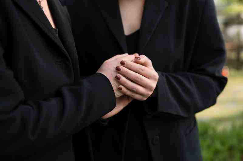 woman-support-each-other woman-support-each-other